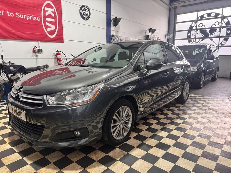 Grau Gebraucht 2011 Citroën C4 Tendance Limousine | 4.590 € (Fairer Preis) - Bild 1/4