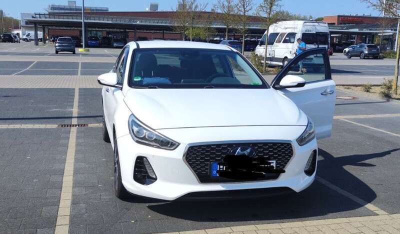 Weiß Gebraucht 2017 Hyundai i30 Premium Kleinwagen | 15.000 € (Fairer Preis) - Bild 1/4