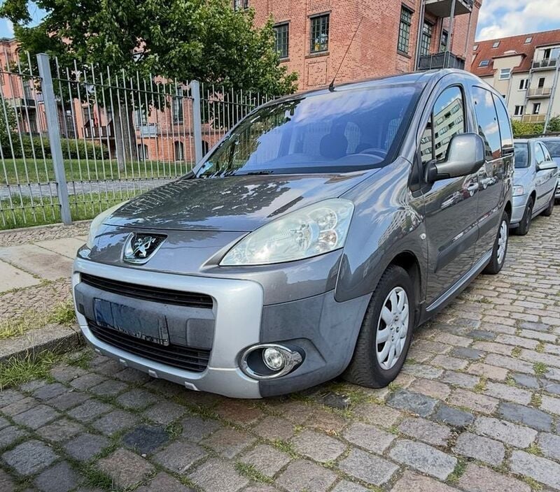 Grau Gebraucht 2009 Peugeot Partner Tepee Family Van / Kleinbus | 4.200 € (Fairer Preis) - Bild 1/4