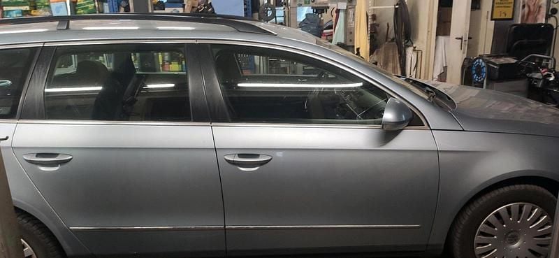 Gebraucht VW Passat 140 PS (102 kW) 2007 Blau Kombi