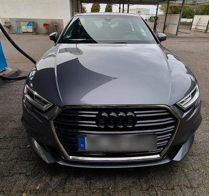 Grau Gebraucht 2019 Audi A3 S-Line Kombi | 20.999 € (Guter Preis) - Bild 1/4