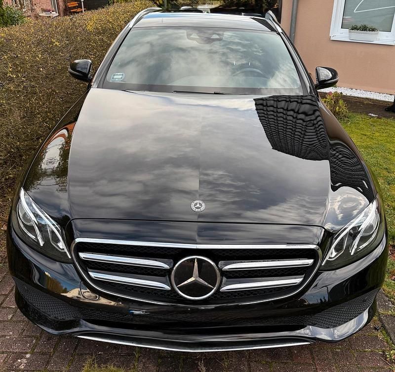 Schwarz Gebraucht 2019 Mercedes E350 Kombi | 29.500 € (Fairer Preis) - Bild 1/4