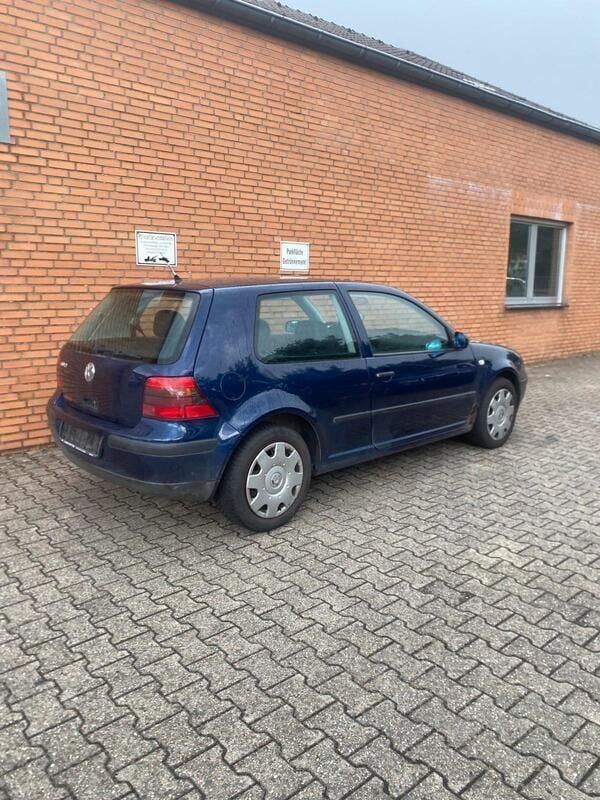 Blau Gebraucht 2000 VW Golf IV Kleinwagen | 700 € (Superpreis) - Bild 1/4