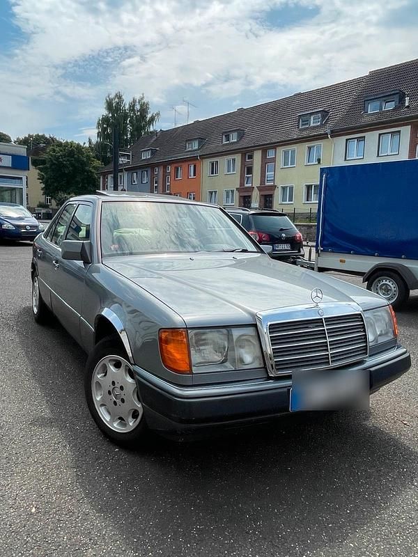 Grau Gebraucht 1992 Mercedes E200 Limousine | 5.800 € - Bild 1/4