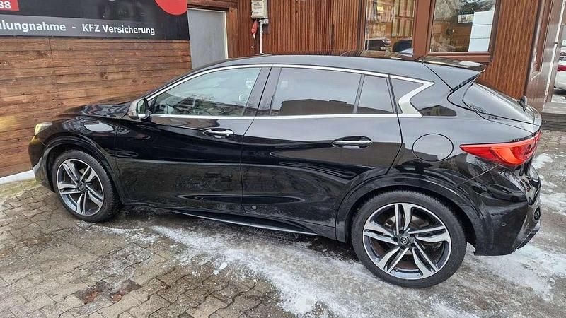 Gebraucht Infiniti Q30 Sport Tech 156 PS (114 kW) 2017 Schwarz Limousine
