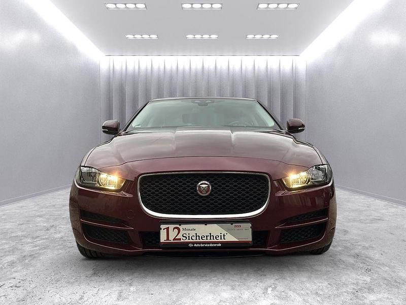 Gebraucht Jaguar XE Prestige 179 PS (131 kW) 2017 Rot Limousine