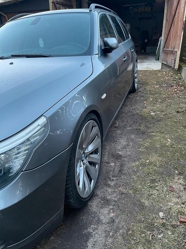 Gebraucht BMW 525 Advantage 197 PS (144 kW) 2008 Grau Kombi