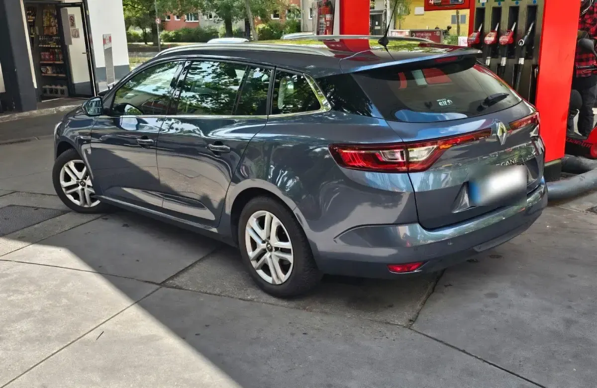 Gebraucht Renault Mégane GrandTour Intens 132 PS (97 kW) 2017 Blau Kombi