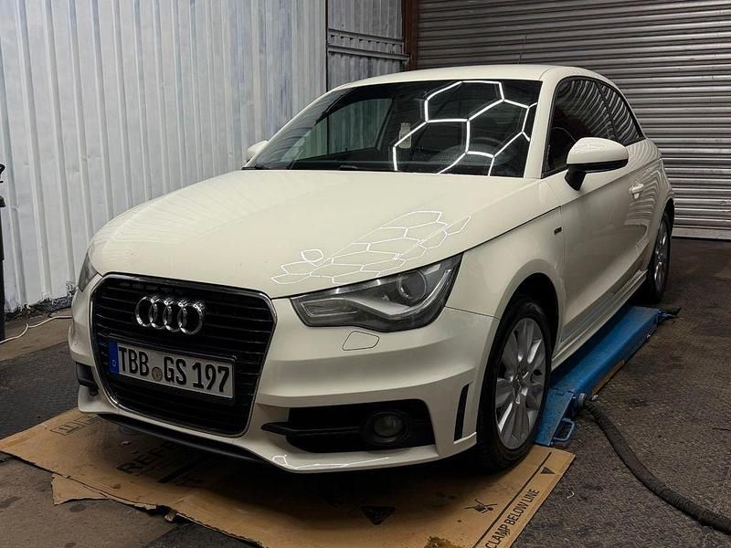 Weiß Gebraucht 2011 Audi A1 S-Line Kleinwagen | 8.500 € (Teuer) - Bild 1/4
