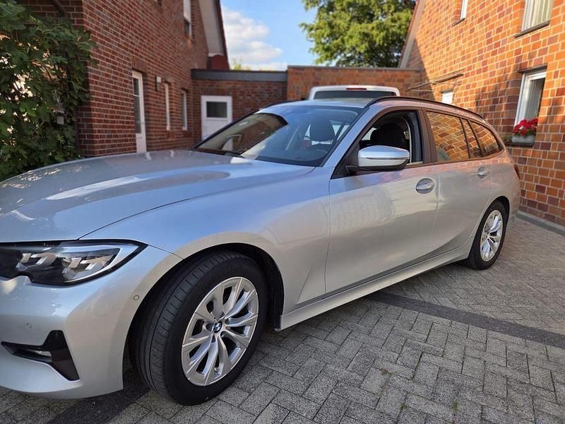 Silber Gebraucht 2020 BMW 320 Advantage Kombi | 28.000 € (Fairer Preis) - Bild 1/4