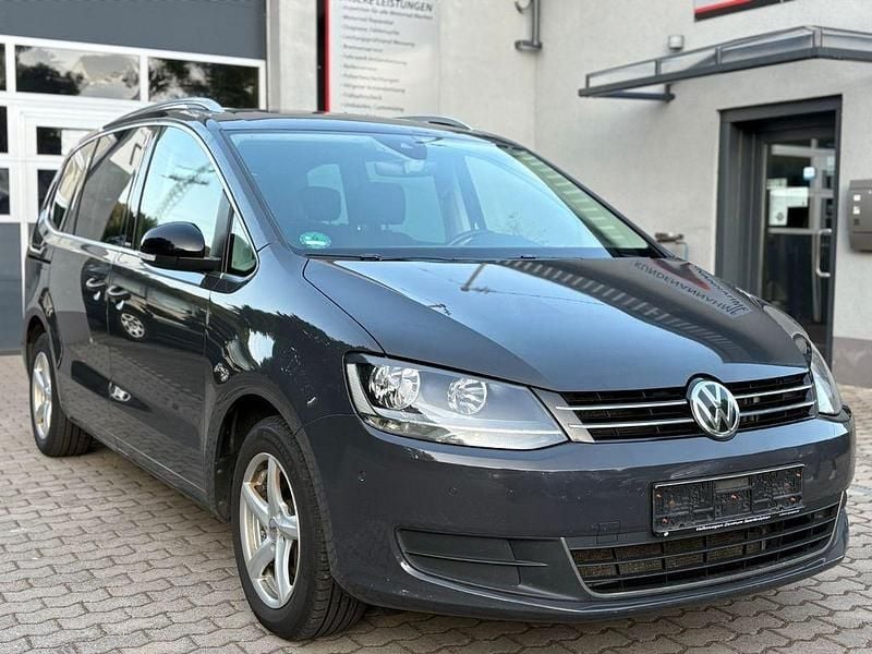 Grau Gebraucht 2019 VW Sharan IQ Drive Van / Kleinbus | 17.850 € (Etwas zu teuer) - Bild 1/4