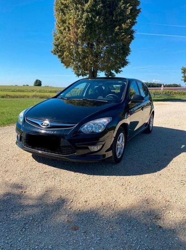 Schwarz Gebraucht 2011 Hyundai i30 Kleinwagen | 1.550 € (Fairer Preis) - Bild 1/4
