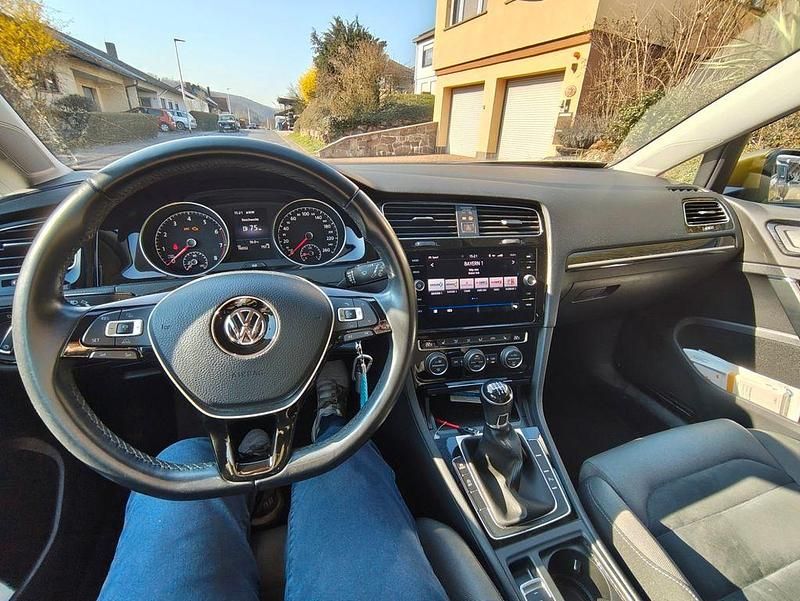 Gebraucht VW Golf VII Highline 150 PS (110 kW) 2018 Gold Limousine