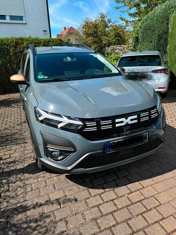 Grau Gebraucht 2023 Dacia Jogger Kombi | 23.980 € (Fairer Preis) - Bild 1/4