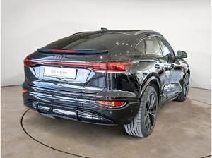 Neu Audi Q6 Sportback e-tron Performance 225 kW (306 PS) 2026 Schwarz (schwarz / mythosschwarz) SUV