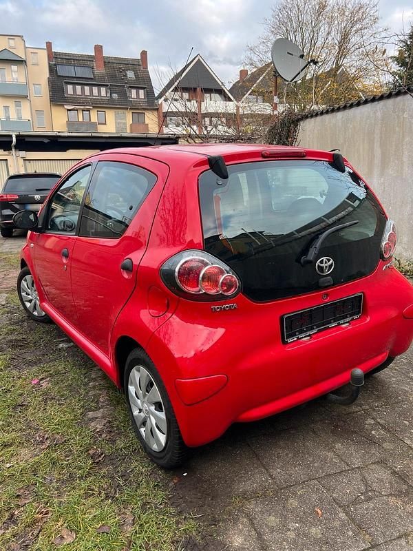 Gebraucht Toyota Aygo 68 PS (50 kW) 2012 Rot Kleinwagen
