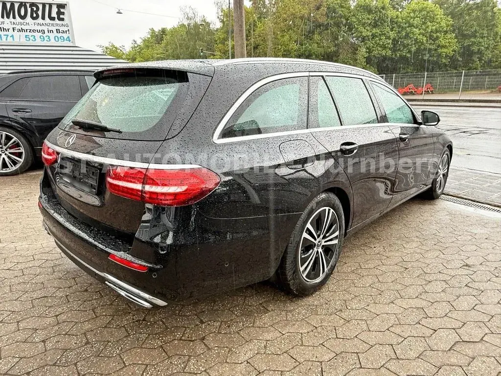 Gebraucht Mercedes E220 Avantgarde 200 PS (147 kW) 2022 Schwarz Limousine
