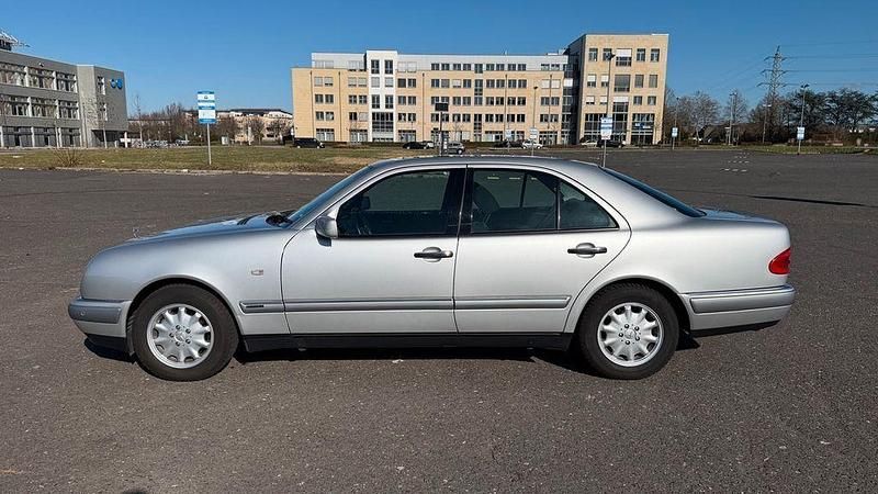 Gebraucht Mercedes E240 Elegance 170 PS (125 kW) 1999 Silber Limousine