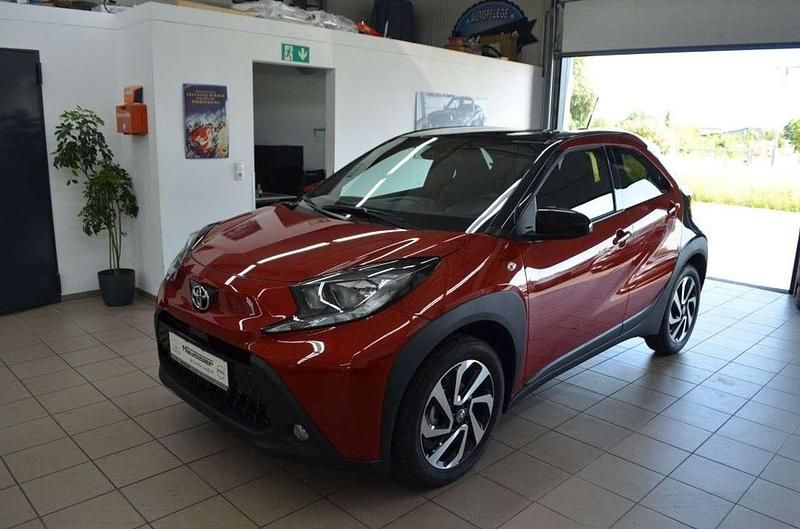 Chili red perleffekt/dach myst Neu 2025 Toyota Aygo Kleinwagen | 21.440 € - Bild 1/4