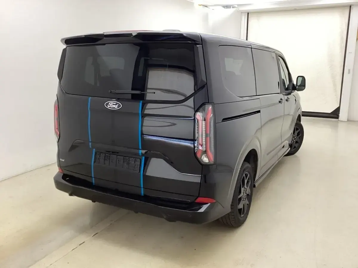 Gebraucht Ford Tourneo Custom Sport 233 PS (171 kW) 2025 Agate black Van