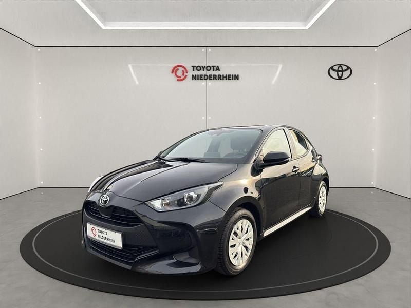 Mysticschwarz mica Gebraucht 2021 Toyota Yaris Basis Limousine | 14.888 € (Teuer) - Bild 1/4