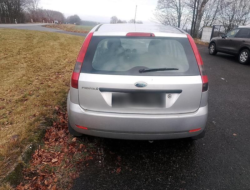 Używany Ford Fiesta 90 KM (66 kW) 2004 Srebrny Hatchback