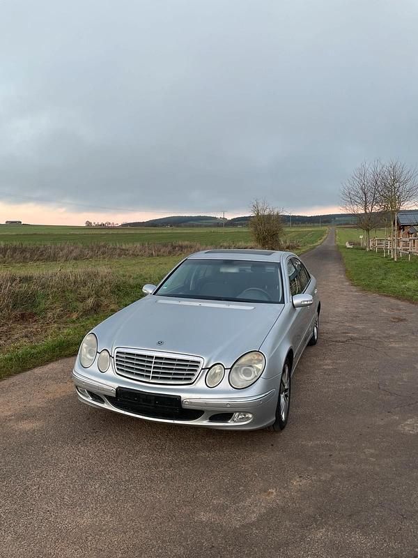 Silber Gebraucht 2004 Mercedes 220 Limousine | 3.850 € (Fairer Preis) - Bild 1/4
