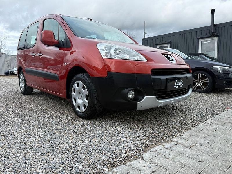 Gebraucht Peugeot Partner Tepee Family 90 PS (66 kW) 2010 Orange Van / Kleinbus