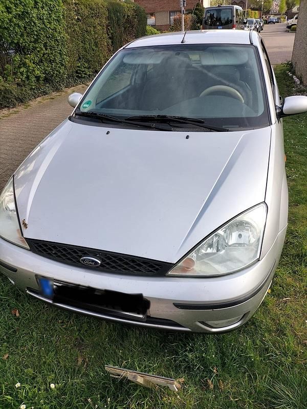Second-hand Ford Focus 100 CP (73 kW) 2005 Argintiu Hatchback
