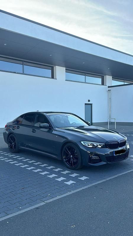 Grau Gebraucht 2020 BMW 318 M Sport Limousine | 26.100 € (Guter Preis) - Bild 1/4