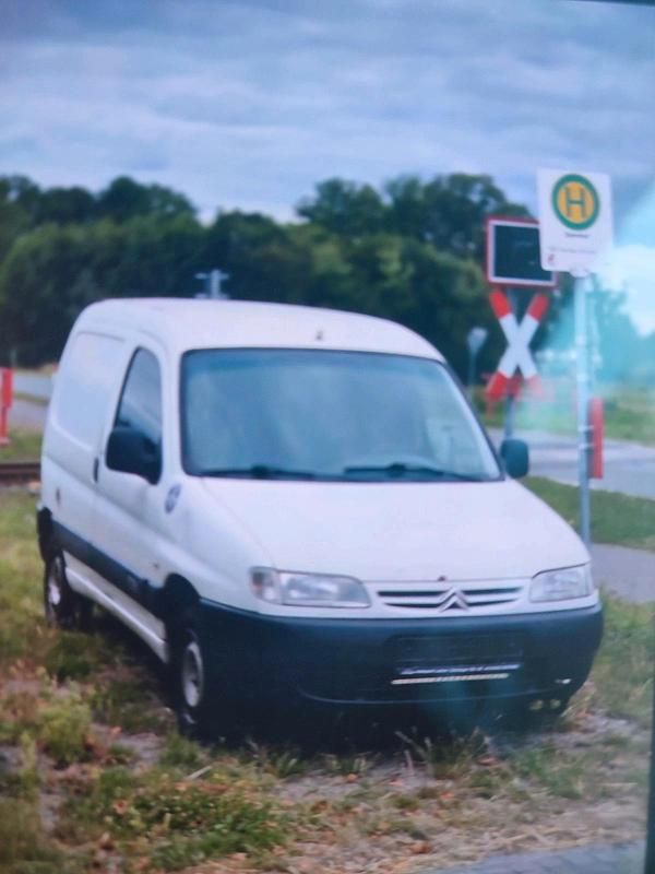 Weiß Gebraucht 2002 Citroën Berlingo Van / Kleinbus | 650 € (Fairer Preis) - Bild 1/4