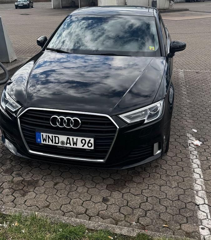 Schwarz Gebraucht 2018 Audi A3 Ambiente Limousine | 13.999 € (Fairer Preis) - Bild 1/4
