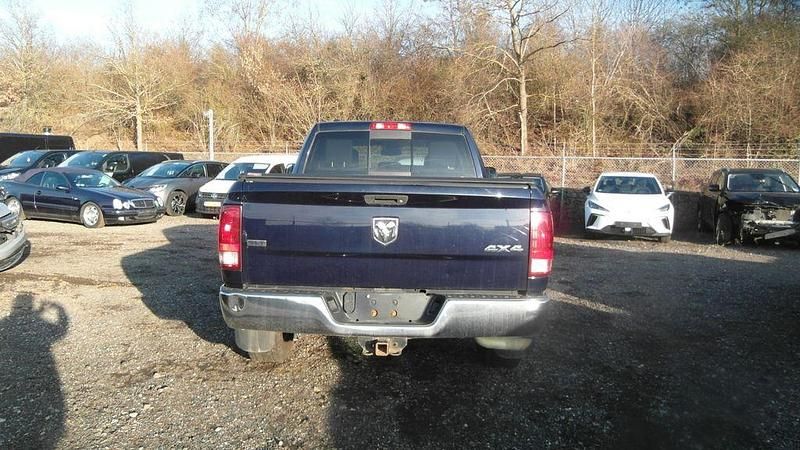 Second-hand Dodge Ram 243 CP (178 kW) 2015 Albastru Pickup