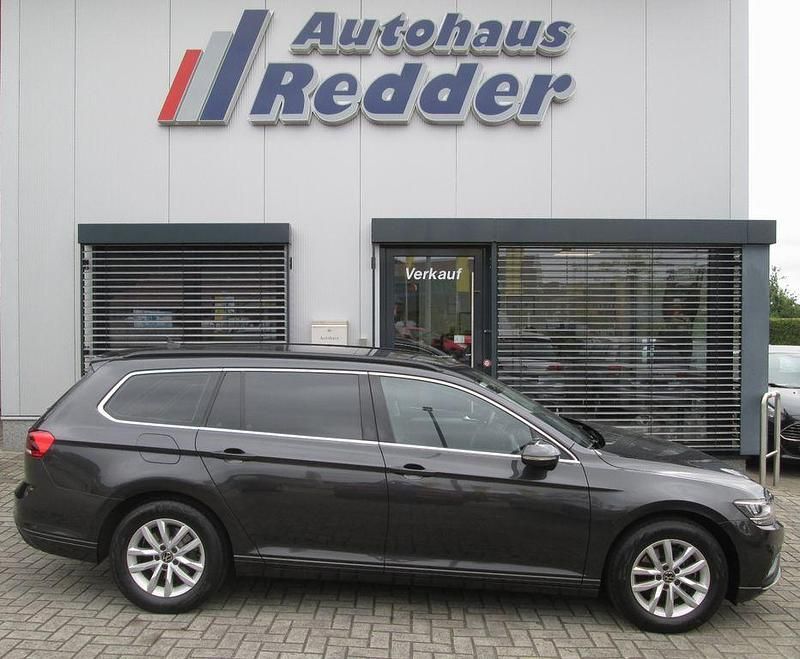 Grau Gebraucht 2022 VW Passat Business Kombi | 16.900 € (Fairer Preis) - Bild 1/4