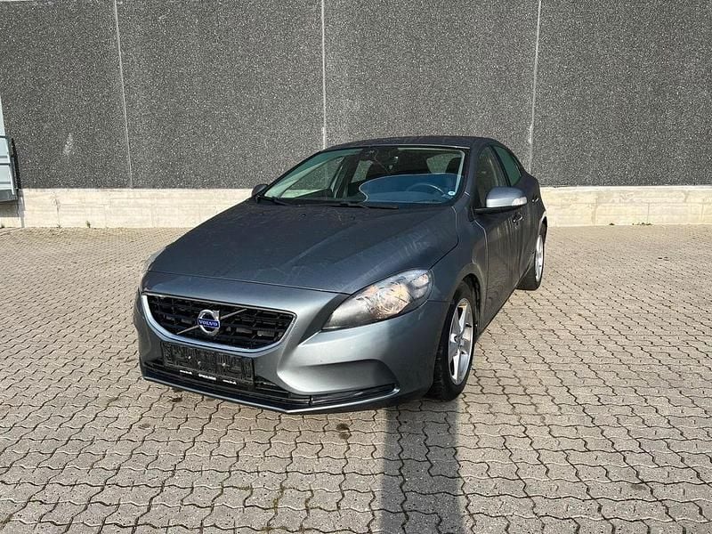 Grau Gebraucht 2016 Volvo V40 Kinetic Limousine | 8.300 € (Fairer Preis) - Bild 1/4