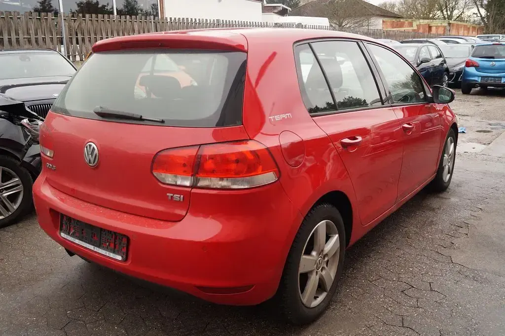 Gebraucht VW Golf VI Team 105 PS (77 kW) 2010 Rot Kleinwagen