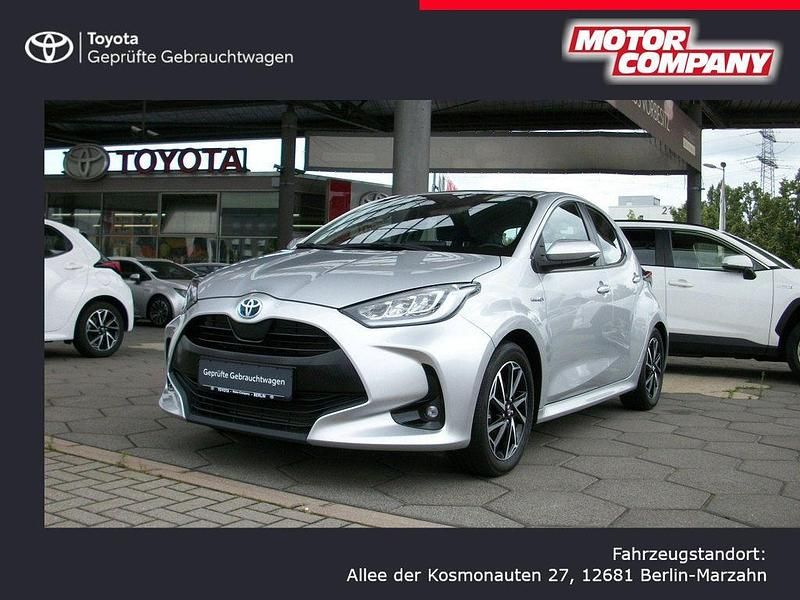 Silber Gebraucht 2020 Toyota Yaris Hybrid Club Limousine | 17.980 € (Fairer Preis) - Bild 1/4