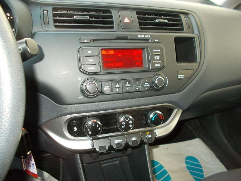 Gebraucht Kia Rio Attract 75 PS (55 kW) 2013 Weiß Limousine