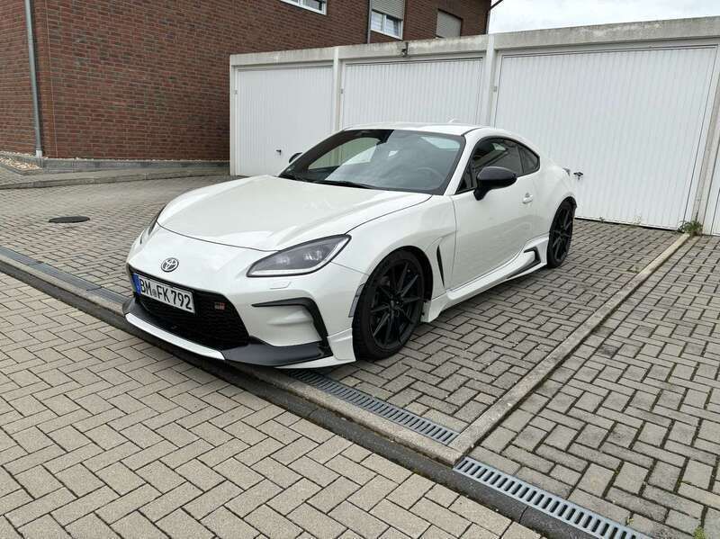 Weiß Gebraucht 2024 Toyota GR86 Premium Coupé | 38.500 € (Teuer) - Bild 1/4