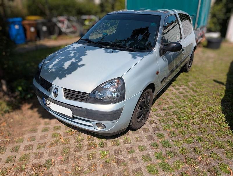 Silber Gebraucht 2001 Renault Clio II Limousine | 1.000 € (Fairer Preis) - Bild 1/4
