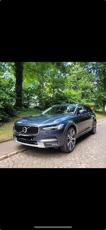 Blau Gebraucht 2019 Volvo V90 CC Pro Kombi | 31.900 € (Fairer Preis) - Bild 1/4