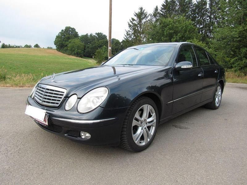 Schwarz Gebraucht 2003 Mercedes E220 Limousine | 2.499 € (Guter Preis) - Bild 1/4