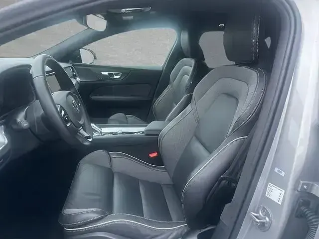 Używany Volvo V60 Plus 197 KM (144 kW) 2025 Srebrny Kombi