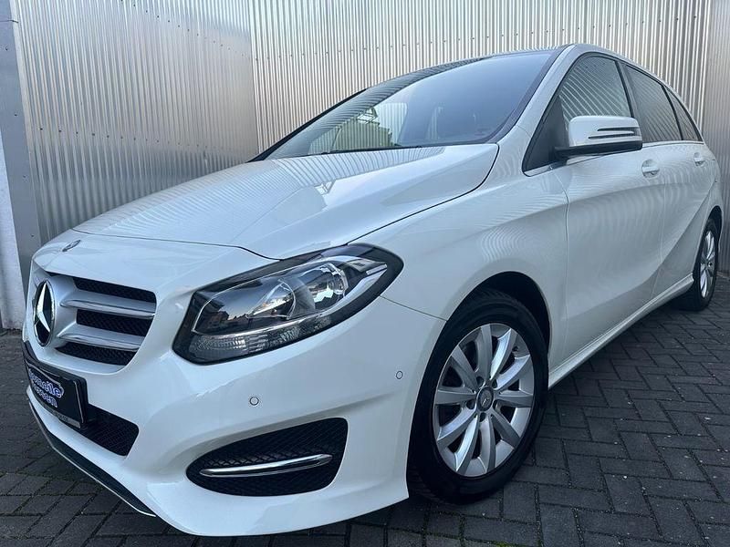 Weiß Gebraucht 2017 Mercedes B180 Style Van / Kleinbus | 8.990 € (Fairer Preis) - Bild 1/4