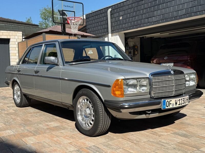 Silber Gebraucht 1982 Mercedes 200 Limousine | 12.990 € - Bild 1/4