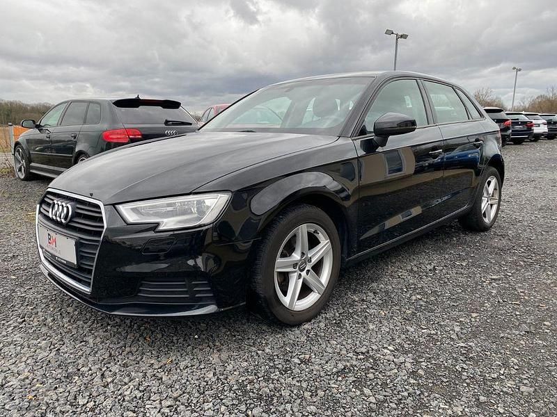 Mythosschwarz metallic Gebraucht 2019 Audi A3 Comfort Limousine | 15.850 € (Guter Preis) - Bild 1/4