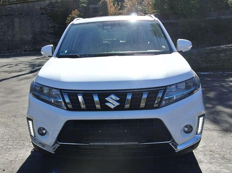 Weiß Gebraucht 2023 Suzuki Vitara Comfort+ SUV | 22.800 € (Fairer Preis) - Bild 1/4
