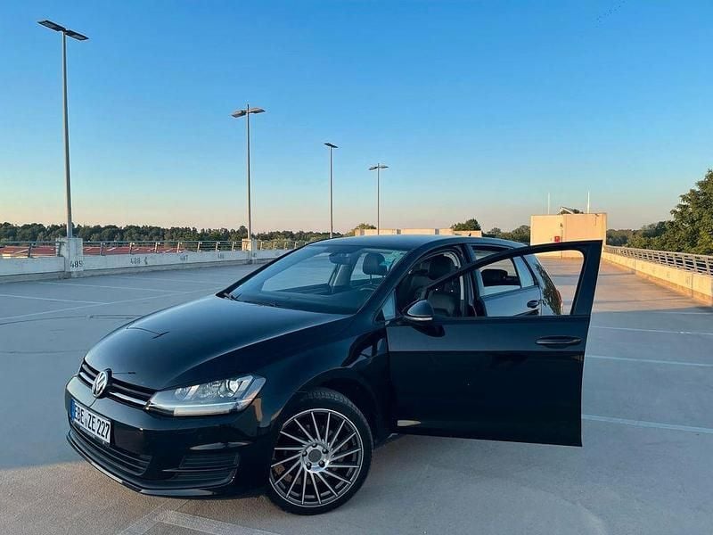 Schwarz Gebraucht 2016 VW Golf VII Comfortline Limousine | 12.500 € (Etwas zu teuer) - Bild 1/3