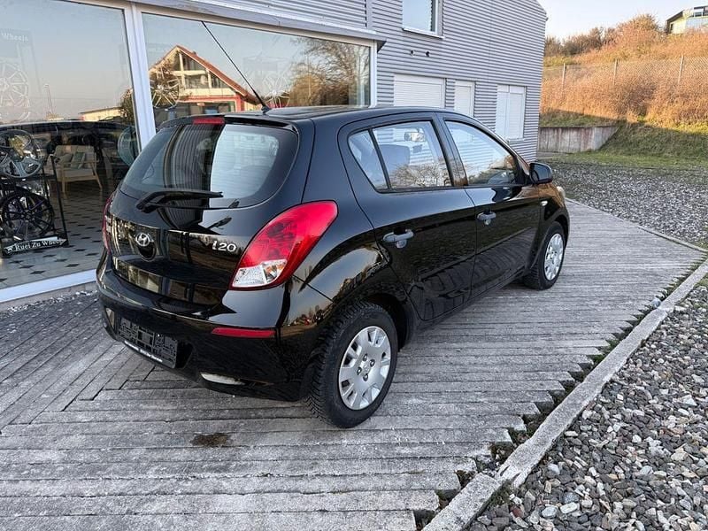 Gebraucht Hyundai i20 Edition 86 PS (63 kW) 2014 Schwarz Kleinwagen