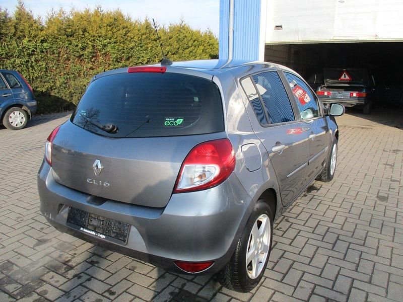 Gebraucht Renault Clio III Dynamique 75 PS (55 kW) 2011 Grau Kleinwagen
